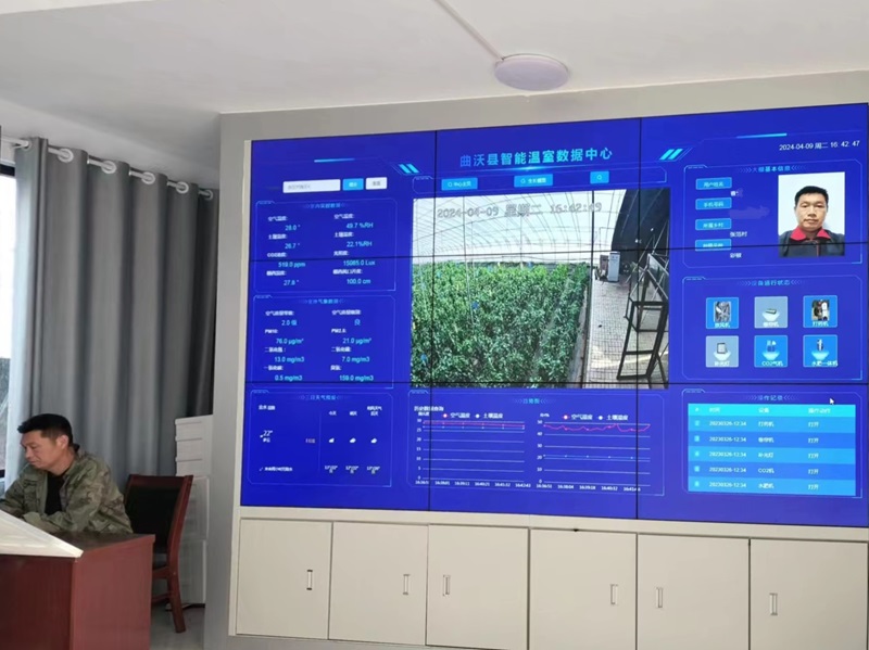 菜农正在通过智能化数字管控系统实施管理，蔬菜大棚发展尽显科技范 网站.jpg